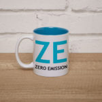 taza-fondo-azul-ze-zero-emission-micocheelectrico