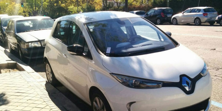 Multan a un Renault ZOE por aparcar en Madrid